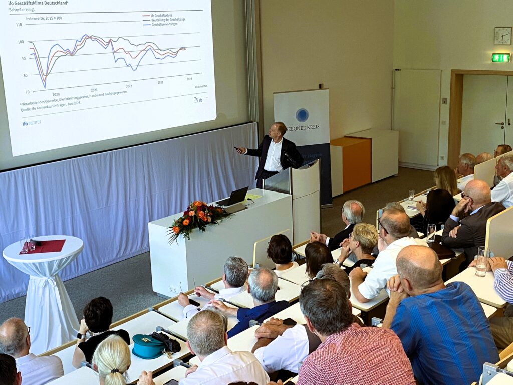 Professor Fuest im Hörsaal bei seinem Vortrag an der TH Rosenheim